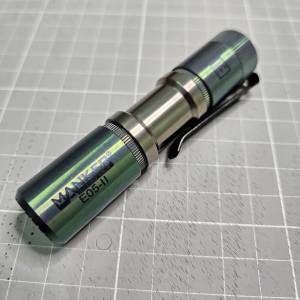 新淨 綠鈦合金 Manker 漫客 E05-11 三段 強白光1300流明 隨身防水  EDC 緊急爆閃 充...
