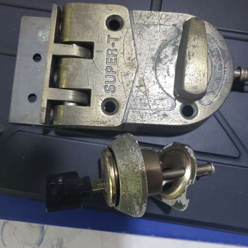 Super T  大門老虎鎖一套 連電腦鎖匙一條，操作正常，屯門良景村自取。