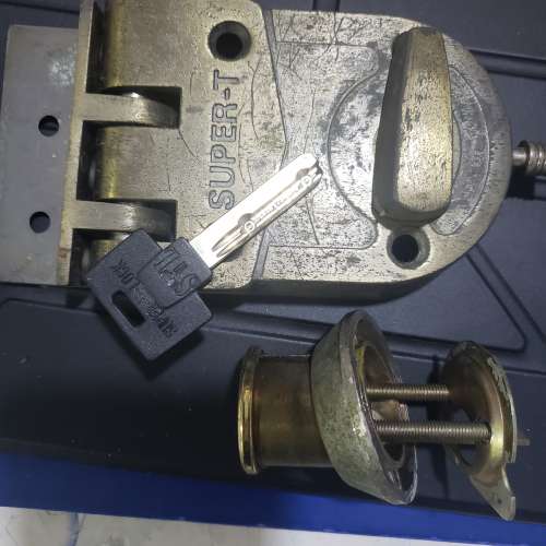 Super T  大門老虎鎖一套 連電腦鎖匙一條，操作正常，屯門良景村自取。