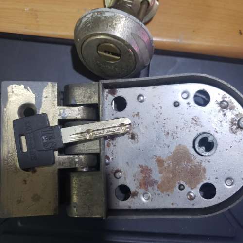 Super T  大門老虎鎖一套 連電腦鎖匙一條，操作正常，屯門良景村自取。