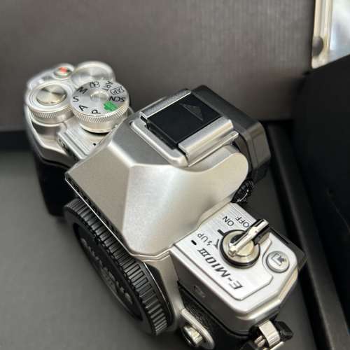 連盒 Olympus E-M10 III Sliver