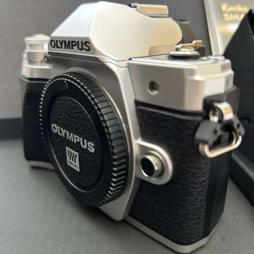 連盒 Olympus E-M10 III Sliver