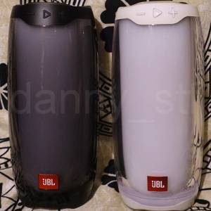 兩個港行 JBL Pulse 4 便攜式彩光無線藍牙防水喇叭 黑色/白色各一 (原價$1899一個)