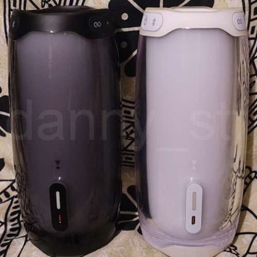 兩個港行 JBL Pulse 4 便攜式彩光無線藍牙防水喇叭 黑色/白色各一 (原價$1899一個)