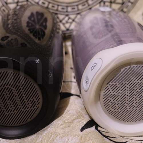 兩個港行 JBL Pulse 4 便攜式彩光無線藍牙防水喇叭 黑色/白色各一 (原價$1899一個)