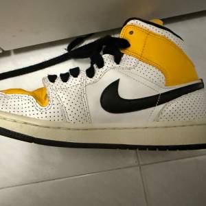 Air Jordan 1 Mid Laser Orange