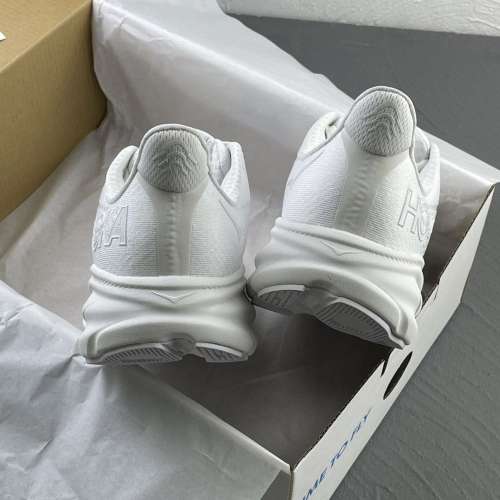 HOKA ONE ONE Clifton 9 白色