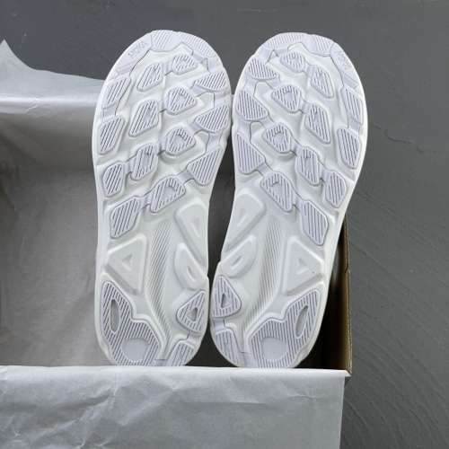 HOKA ONE ONE Clifton 9 白色