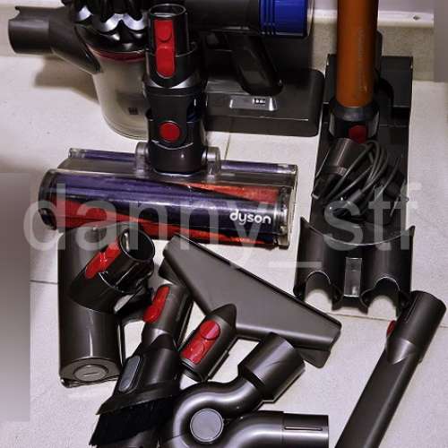 Dyson V8 跟6x吸頭/ 1x長管/ 1x三腳火牛/ 1x掛牆充電座 強力吸麈機 (已換加強版電池)