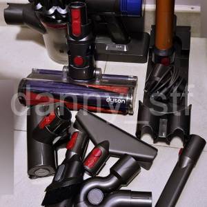 Dyson V8 跟6x吸頭/ 1x長管/ 1x三腳火牛/ 1x掛牆充電座 強力吸麈機 (已換加強版電池)