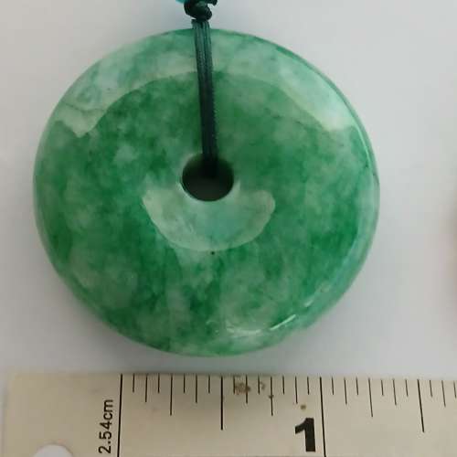 一手兩個 玉吊墜 大約兩吋 連玉珠頸鏈 清貨價共售200元， 單一個 150元，no.D2.8.25