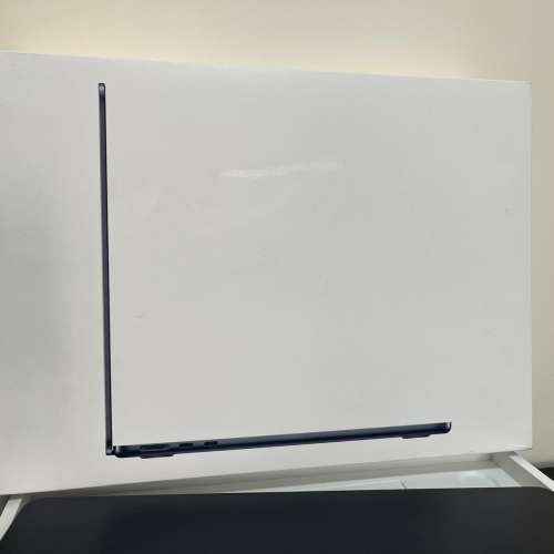 M3 MacBook Air 13" 8gb ram + 256gb SSD 港行99新 電池98% 跟所有配件 保養 至 20...