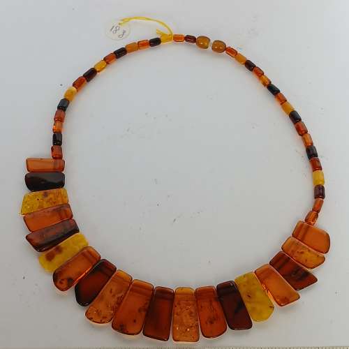 半價清貨， 歐洲琥珀 華麗名貴款頸鏈，约18寸，重18克， 原價1500元現 售750元。no...