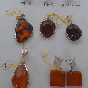 歐洲天然琥珀 鑲嵌純銀吊咀介子耳環。清貨價每款380.兩款起八折全部八款七折。no.2...