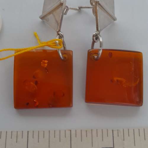 歐洲天然琥珀 鑲嵌純銀吊咀介子耳環。清貨價每款380.兩款起八折全部八款七折。no.2...