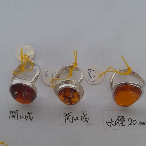 歐洲天然琥珀 鑲嵌純銀吊咀介子耳環。清貨價每款380.兩款起八折全部八款七折。no.2...