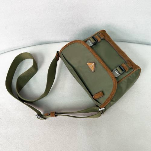 Prada 2025新品双扣尼龙邮差包 男士包