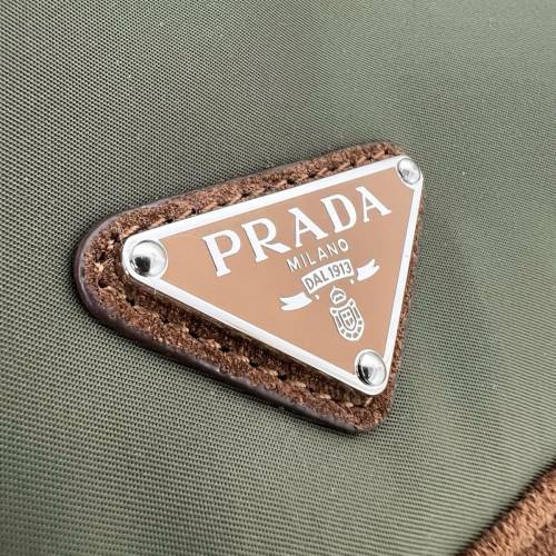 Prada 2025新品双扣尼龙邮差包 男士包