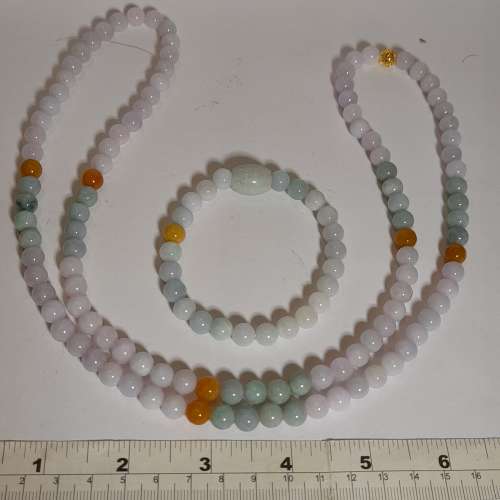 翡翠A玉8mm 32寸頸鏈,配上8mm手串,淺紫色調珠圓玉滑。一套售五百元。單條頸鏈400元...