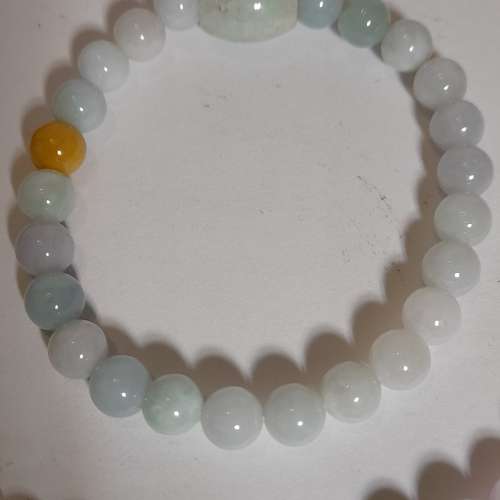 翡翠A玉8mm 32寸頸鏈,配上8mm手串,淺紫色調珠圓玉滑。一套售五百元。單條頸鏈400元...