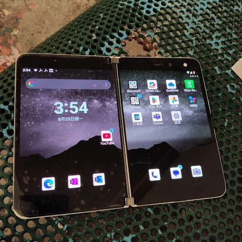 微軟接機一部 可插卡打電話 打開螢幕有8.1吋 兩面可分開操作 可調轉接起打電話 注意...