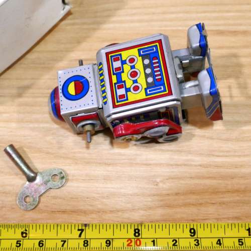 幾拾年前物品清貨~古董鐵皮機械人1件