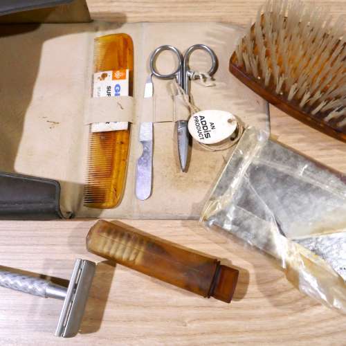 幾拾年前物品清貨~古董旅遊套裝一盒