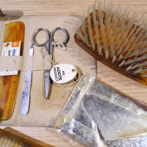 幾拾年前物品清貨~古董旅遊套裝一盒