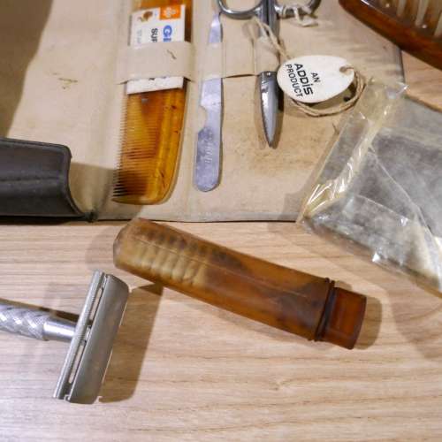 幾拾年前物品清貨~古董旅遊套裝一盒