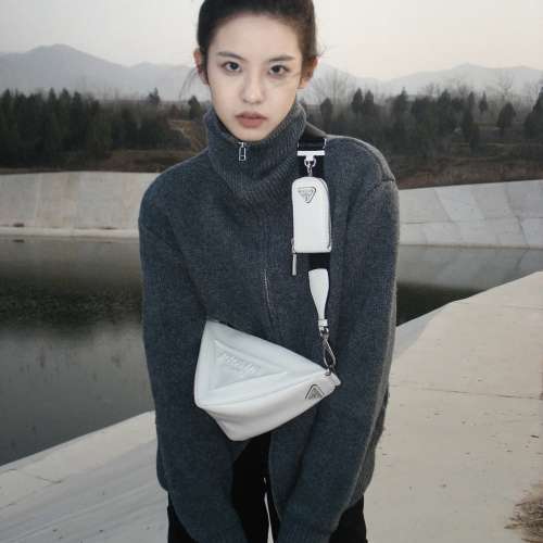 Prada最新三角包