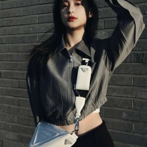 Prada最新三角包