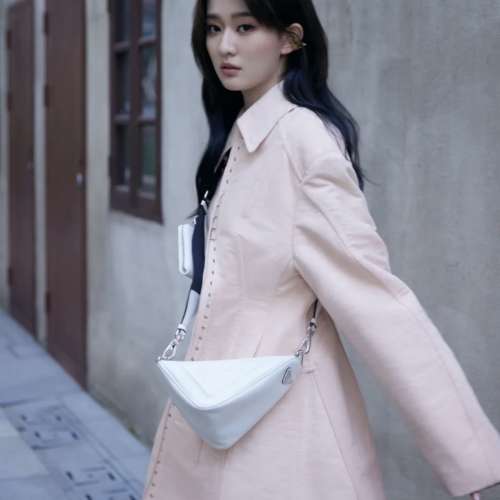 Prada最新三角包