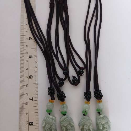 一手4個翡翠A玉约一吋小 貔貅吊咀連28寸繩頸链， 好工 好水頭， 招財保平安 亦可以...
