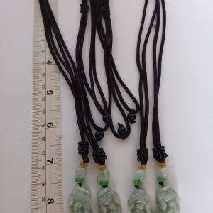 一手4個翡翠A玉约一吋小 貔貅吊咀連28寸繩頸链， 好工 好水頭， 招財保平安 亦可以...