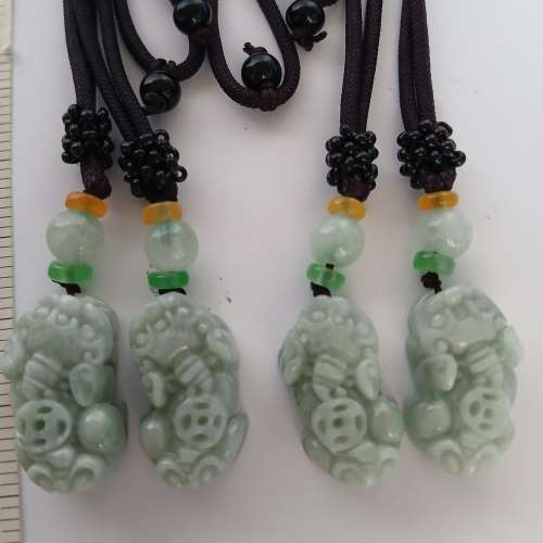 一手4個翡翠A玉约一吋小 貔貅吊咀連28寸繩頸链， 好工 好水頭， 招財保平安 亦可以...