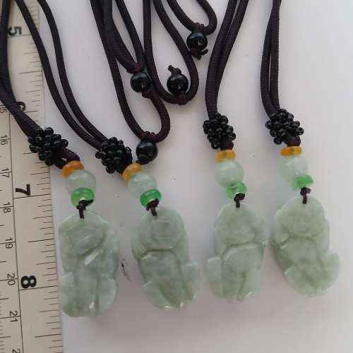 一手4個翡翠A玉约一吋小 貔貅吊咀連28寸繩頸链， 好工 好水頭， 招財保平安 亦可以...