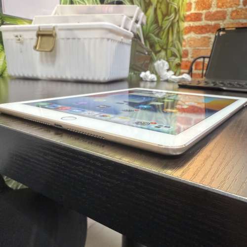 [港行] Apple iPad Air 2 WiFi (64GB) MH182ZP/A 連藍牙鍵盤套