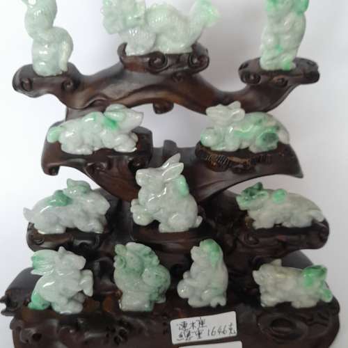 一套翡翠A玉十二生肖，長約兩吋，有色好工。連古舊精雕木座總重1646克gram。no.28....