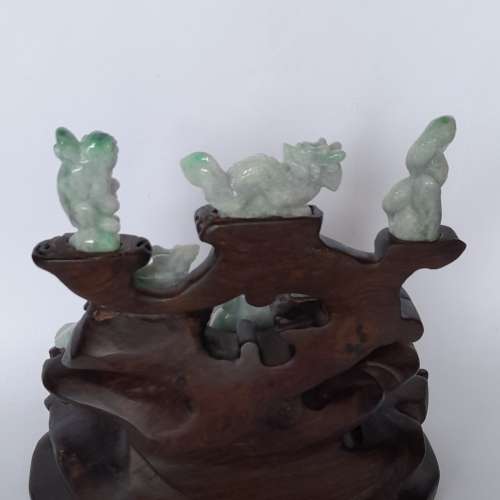 一套翡翠A玉十二生肖，長約兩吋，有色好工。連古舊精雕木座總重1646克gram。no.28....