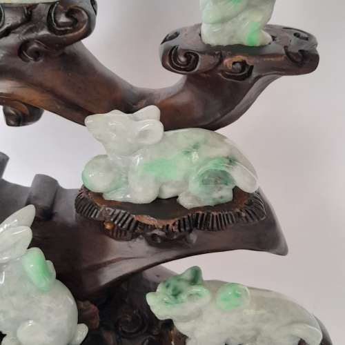 一套翡翠A玉十二生肖，長約兩吋，有色好工。連古舊精雕木座總重1646克gram。no.28....