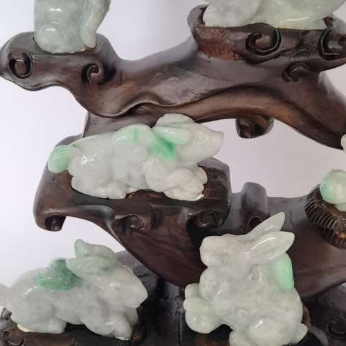 一套翡翠A玉十二生肖，長約兩吋，有色好工。連古舊精雕木座總重1646克gram。no.28....