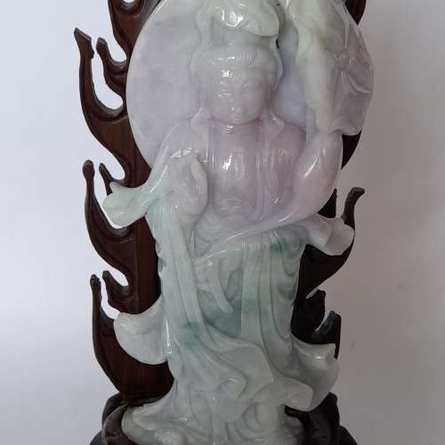 翡翠A玉觀音擺件。7x3.5寸，重640克gram.淺紫色調飄綠，好雕刻工，連精工雕刻古舊木...