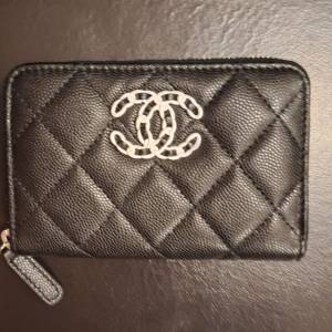 CHANEL 黑拼白扣牛皮拉鍊卡片套