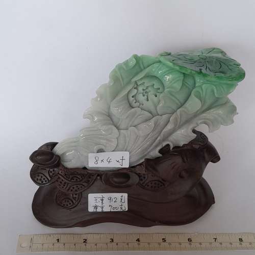 翡翠A玉招財大白菜。8x4寸，重912克gram.有色淺紫色調好雕刻工，連精工雕刻古舊木...