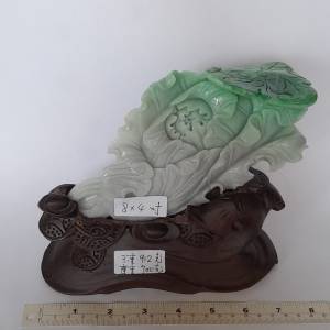 翡翠A玉招財大白菜。8x4寸，重912克gram.有色淺紫色調好雕刻工，連精工雕刻古舊木...