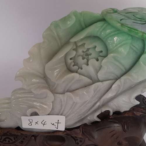 翡翠A玉招財大白菜。8x4寸，重912克gram.有色淺紫色調好雕刻工，連精工雕刻古舊木...