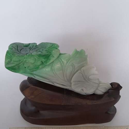 翡翠A玉招財大白菜。8x4寸，重912克gram.有色淺紫色調好雕刻工，連精工雕刻古舊木...