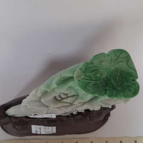 翡翠A玉招財大白菜。8x4寸，重912克gram.有色淺紫色調好雕刻工，連精工雕刻古舊木...