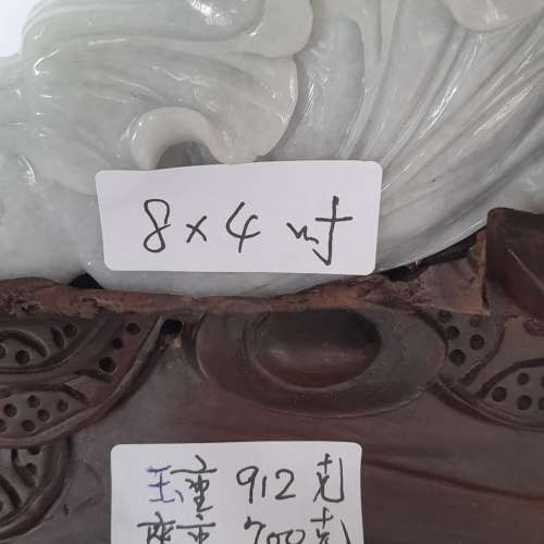 翡翠A玉招財大白菜。8x4寸，重912克gram.有色淺紫色調好雕刻工，連精工雕刻古舊木...