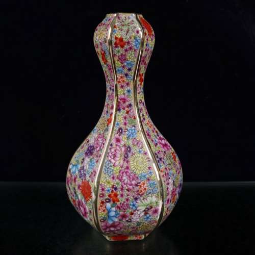 清乾隆禦萬花不落地蒜頭瓶